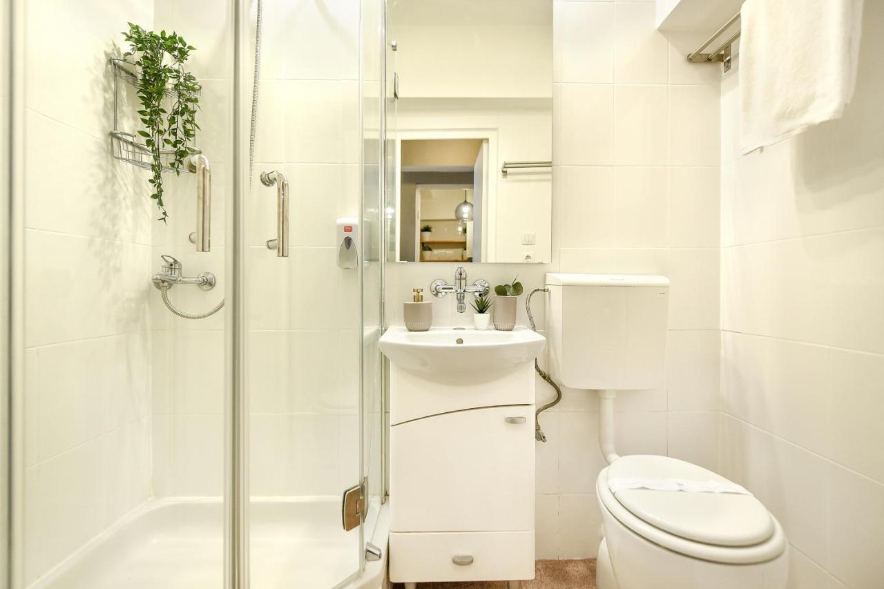 Chic Accommodation With Breathtaking Views Over Calea Victoriei - Your Central Heaven Bukares Bagian luar foto
