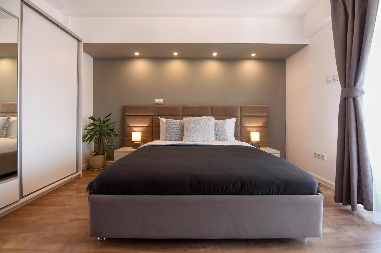 Chic Accommodation With Breathtaking Views Over Calea Victoriei - Your Central Heaven Bukares Bagian luar foto